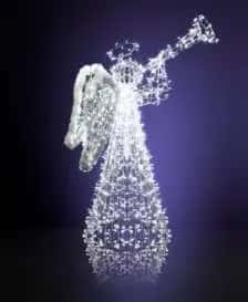 Borazanlı LED melek figürü, soğuk beyaz, yakın çekim gece görüntüsü