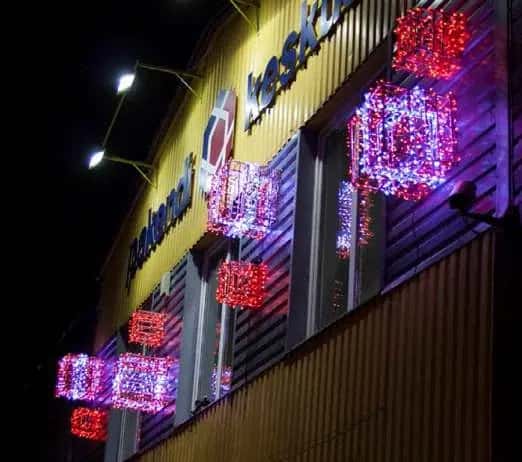 AVM cephesine asılı kırmızı ve altın LED hediye kutuları, farklı boylarda, gece