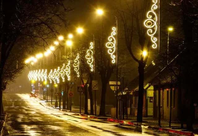 Sisli sokakta direklere monte edilmiş küreli LED sarmal ve yaprak desenli motifler, gece
