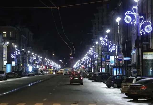 Bulvarda direklere sıra sıra monte edilmiş küre ve sarmal LED motifler, gece