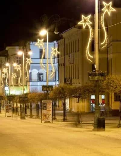 Sisli bulvarda direklere monte edilmiş altın LED kayan yıldız motifleri, gece