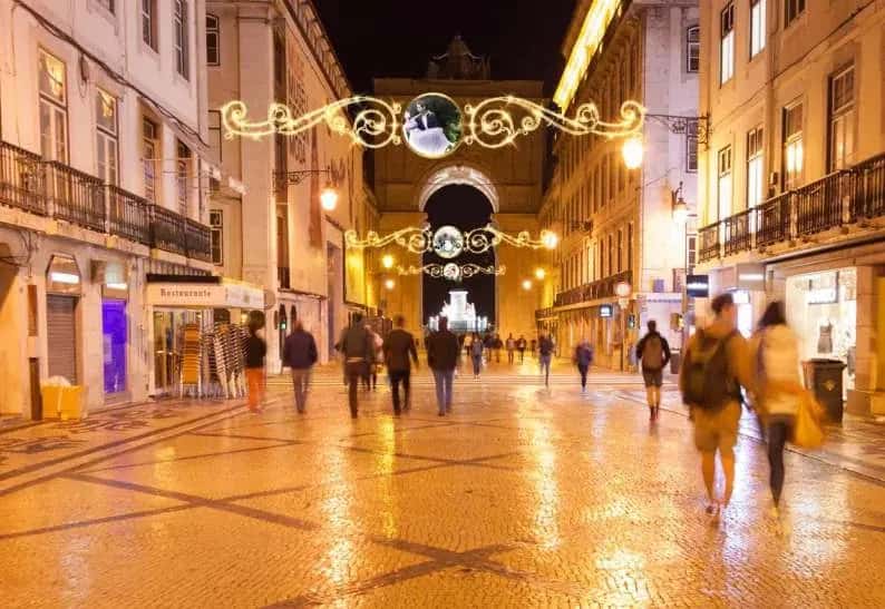 Tarihi cadde üzerinde asılı altın LED barok sarmal bant, madalyon motifli, gece