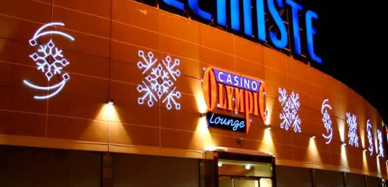 Casino binası cephesinde kurulmuş beyaz LED kar tanesi ve yarım ay motifleri, gece