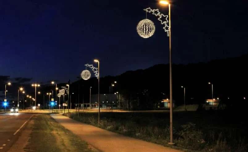 Kırsal yol kenarında direk üstü LED küre ve yıldız kuyruğu motifi, gece