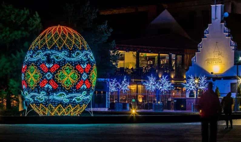 Meydanda dev renkli desenli Paskalya yumurtası heykeli, gece, arkada tarihi bina