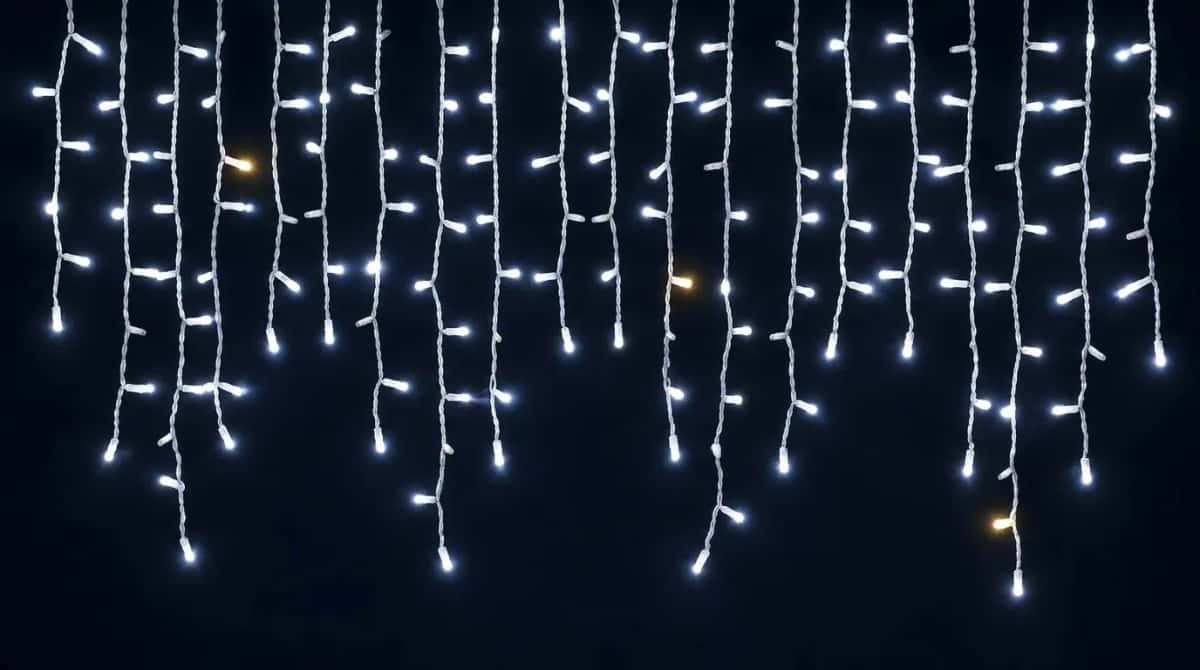 Beyaz kablolu saçak LED, farklı boylarda sarkan soğuk beyaz LED dizileri, gece