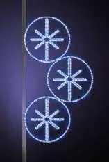 Çember İçinde Kar Tanesi Kaskadı, 250 x 140 cm, sıcak beyaz led, yıldız ve kar tanesi sarmal direk motifleri ürün fotoğrafı
