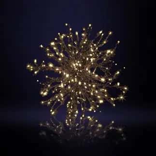 Koyu fonda sıcak beyaz yıldız parıltılı ince LED telli küre