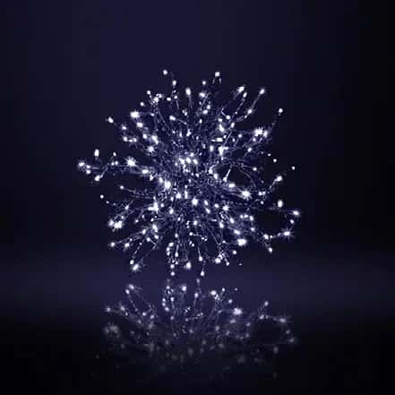 Koyu fonda yansımalı, soğuk beyaz ince LED teller yayılan küre