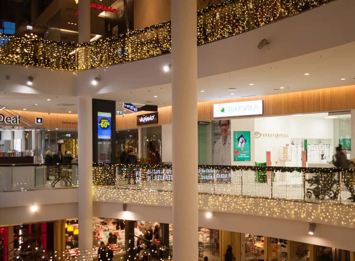 Yuvarlak çok katlı alışveriş merkezinde balkon korkuluklarını saran sıcak beyaz saçak LED