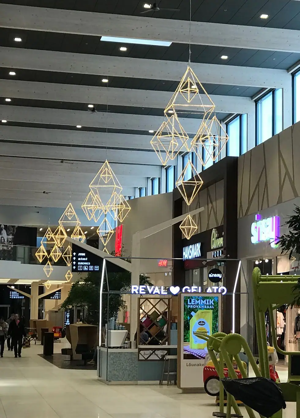 Yüksek tavanlı alışveriş merkezinde sıra sıra asılı sıcak beyaz LED elmas çerçeveler
