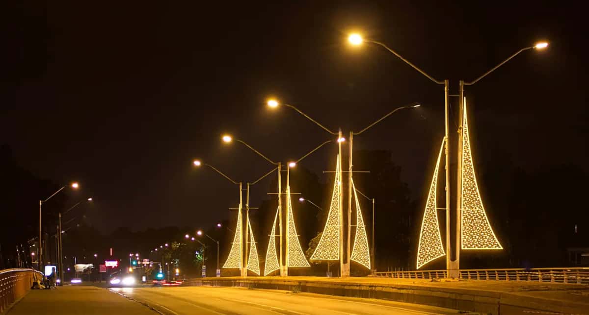 Köprü yolunda lamba direklerine monte sıcak beyaz yelken motifleri, gece