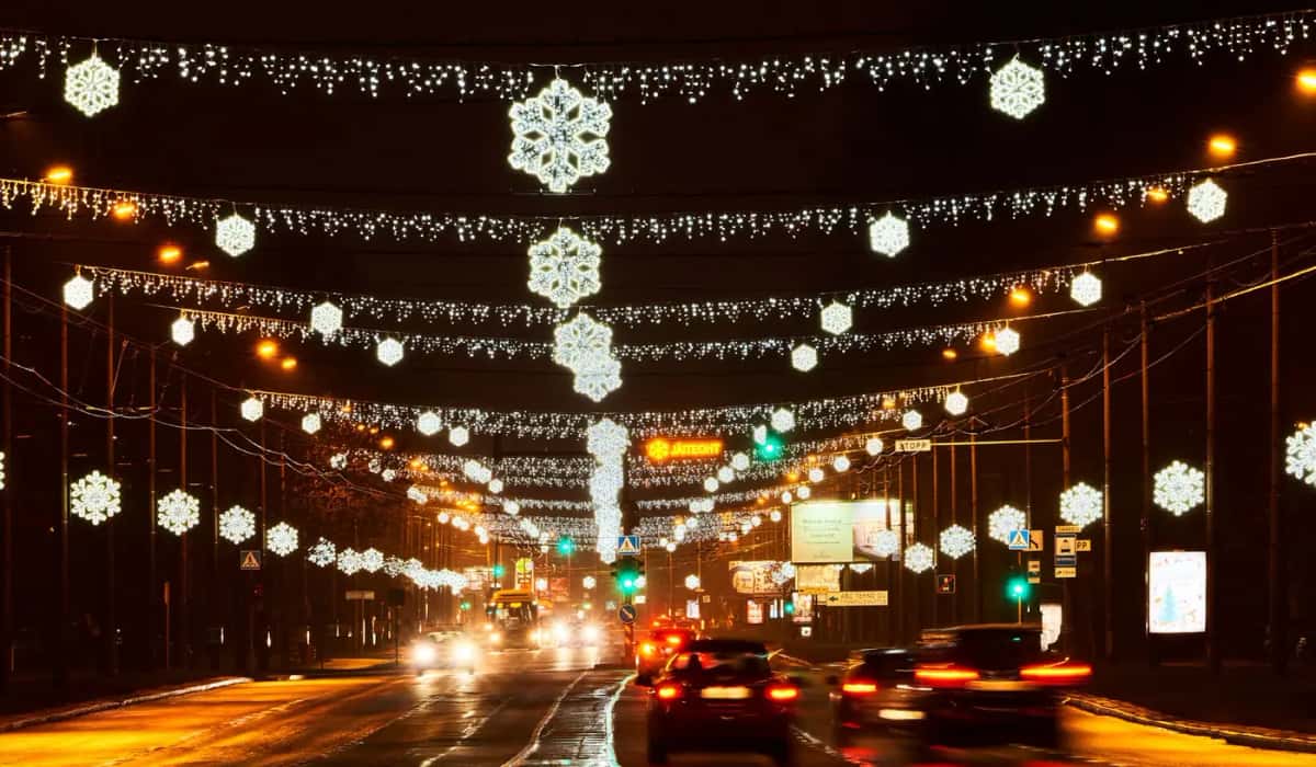 Cadde üzerinde teller boyunca kar tanesi motifleri ve sarkıtlar, gece