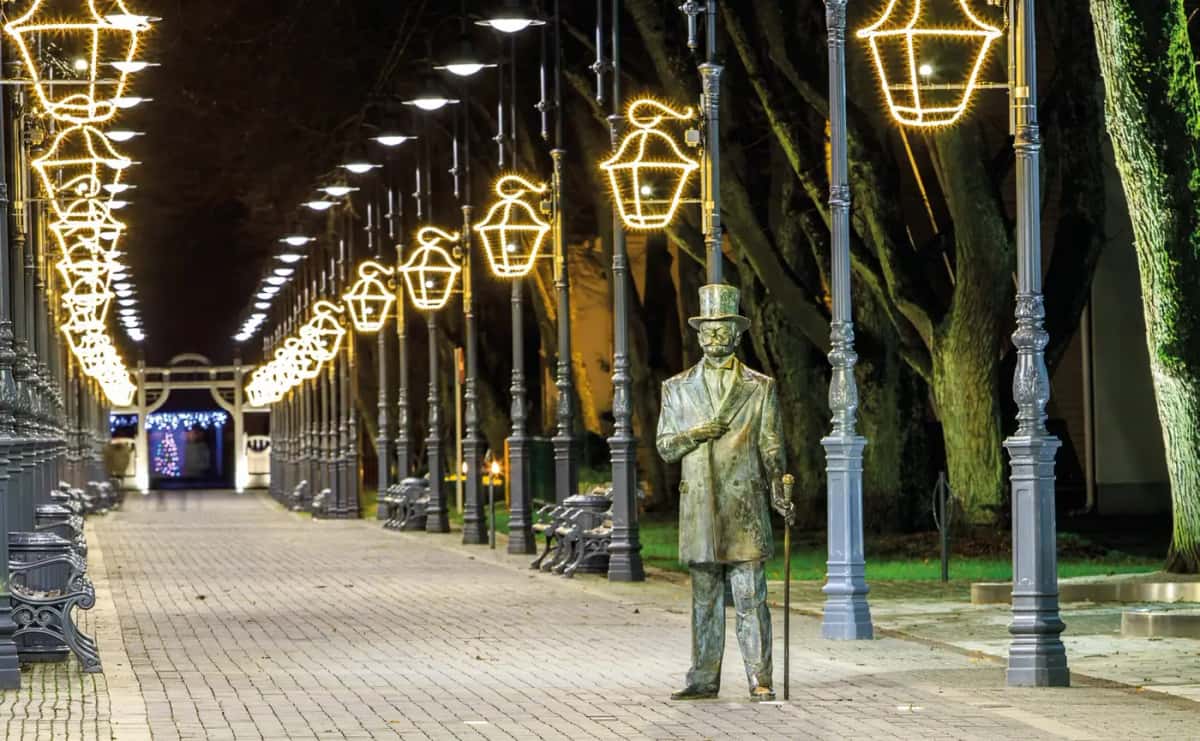 Heykelli yürüyüş yolu boyunca direklere asılı sıcak beyaz LED fener motifleri