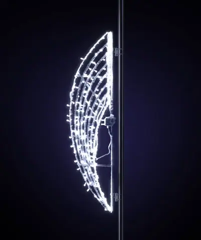 Koyu fonda direğe monte ince yarım daire biçimli beyaz LED motif