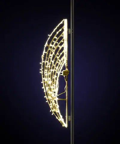 Koyu fonda direğe monte ince yarım daire biçimli sıcak beyaz LED motif