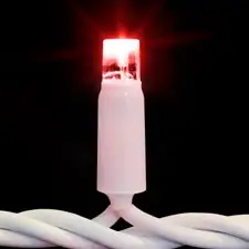 Siyah fonda beyaz kabloda yanan kırmızı LED lamba, yakın çekim