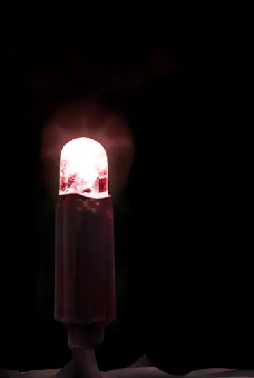 Siyah fonda koyu gövdeli, kırmızı yanan LED lamba