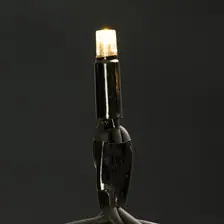 Koyu gri fonda siyah kablolu, sıcak beyaz yanan ince tek LED lamba