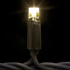 Siyah fonda gri gövdeli, sıcak beyaz yanan tek LED lamba, yakın çekim