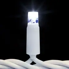 Siyah fonda beyaz gövdeli, parlak soğuk beyaz yanan LED lamba