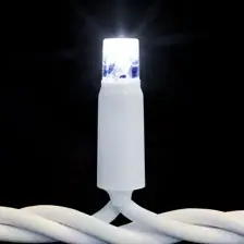 Siyah fonda beyaz örgülü kabloda parlayan soğuk beyaz LED lamba