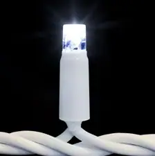 Siyah fonda beyaz kabloda yanan soğuk beyaz LED lamba
