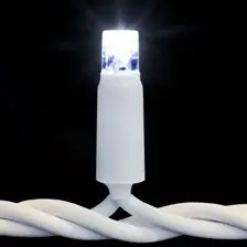 Siyah fonda beyaz kablo üzerinde yanan soğuk beyaz tek LED lamba, yakın çekim