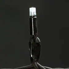 Koyu gri fonda siyah kablolu, soğuk beyaz yanan ince tek LED lamba