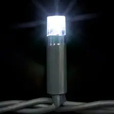 Siyah fonda gri gövdeli ve kablolu, soğuk beyaz yanan LED lamba