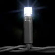 Siyah fonda gri gövdeli, soğuk beyaz parlayan tek LED lamba