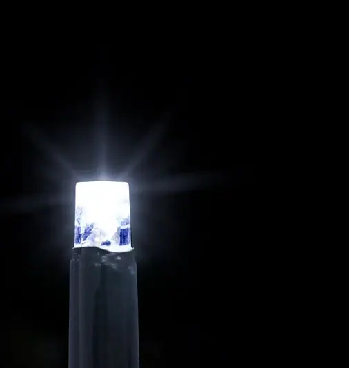 Siyah fonda koyu gövdeli, parlak soğuk beyaz yanan tek LED lamba
