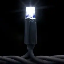 Siyah fonda koyu kablo üzerinde parlayan soğuk beyaz tek LED lamba