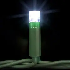 Siyah fonda yeşil gövde ve kablolu, soğuk beyaz yanan LED lamba