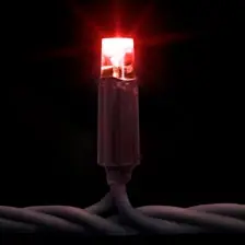 Siyah fonda koyu kablo üzerinde yanan kırmızı tek LED lamba, yakın çekim