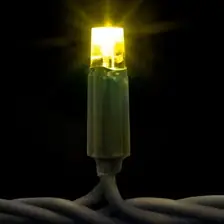 Siyah fonda koyu kablo üzerinde yanan sarı tek LED lamba, yakın çekim