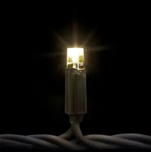 Siyah fonda koyu kabloda ışınlar saçan sıcak beyaz tek LED lamba