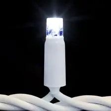 Siyah fonda beyaz kablo üzerinde yanan soğuk beyaz tek LED lamba