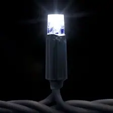 Siyah fonda koyu kablo üzerinde yanan soğuk beyaz tek LED lamba