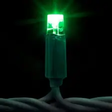 Siyah fonda koyu kablo üzerinde yanan yeşil tek LED lamba, yakın çekim