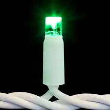 Siyah fonda beyaz kabloda yanan yeşil LED lamba, yakın çekim