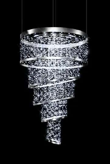 Siyah fonda askıdan sarkan, spiral halkalı soğuk beyaz LED avize