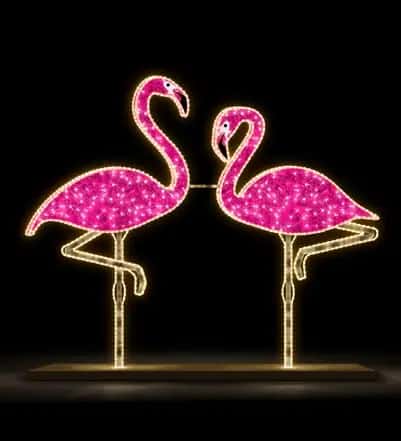Siyah fonda tek ayak üstünde duran iki pembe LED flamingo figürü