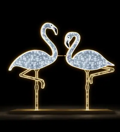 Siyah fonda tek ayak üstünde duran iki soğuk beyaz LED flamingo figürü