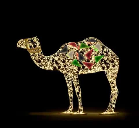 Siyah fonda kırmızı ve yeşil desenli semerli sıcak beyaz tel LED deve figürü