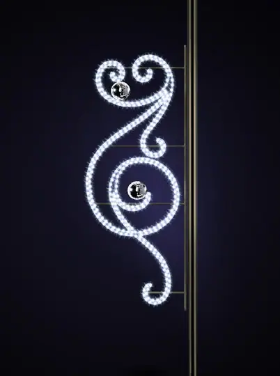 Koyu fonda direğe monte spiral kıvrımlı beyaz LED motif, küçük top