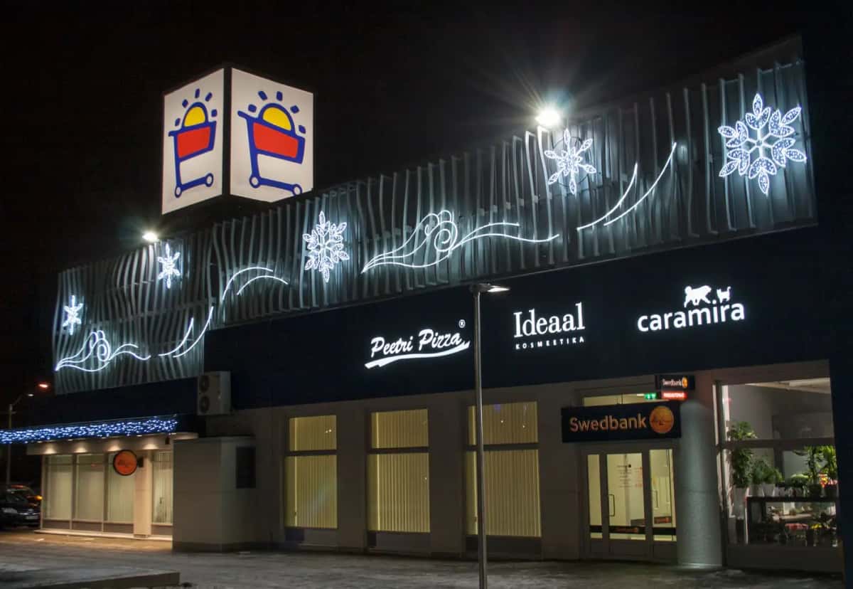 Gece market cephesinde beyaz LED kar tanesi ve dalgalı akış motifleri
