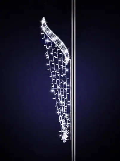Koyu fonda direğe monte kavisli üst, aşağı inen beyaz tel LED sarkıtlar